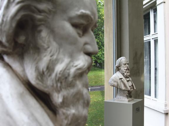 Blick auf zwei Brahms-Büsten, die im Wintergarten des Brahms-Instituts an der MHL stehen