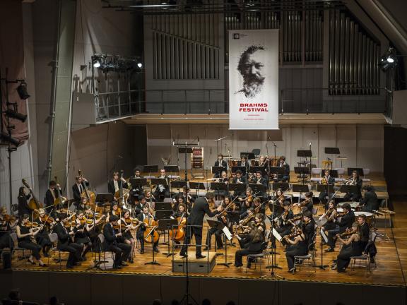 Blick auf das MHL-Sinfonieorchester bei der Eröffnung des Brahms-Festivals im Großen Sall der MHL