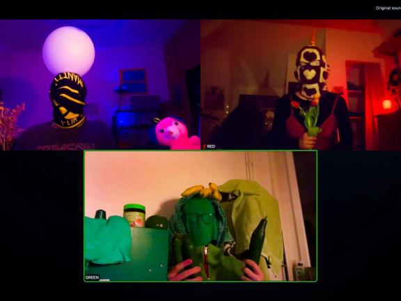 Blick auf ein drei buntverkleidete Studierende anlässlich des Studierendenabends im Brahms-Festival 2026