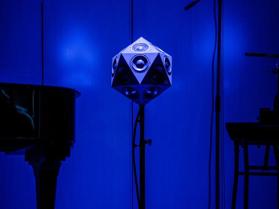 Blick auf den 360 Grad Spatial Audio Speaker