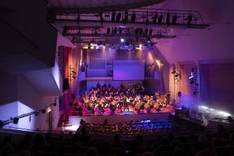 Blick von der Galeria auf den vollbesetzten Großen Saal der MHL mit dem MHL-Sinfonieorchester auf der Bühne