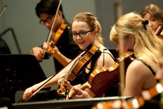 Blick auf Violine spielende Musikerinnen und Musiker des MHL-Ensembles für Alte Musik