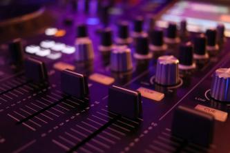 Blick auf ein Mischpult mit unterschiedlichen Reglern