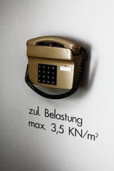 Blick auf ein Tefelon hinter der Bühne des Großen Saals