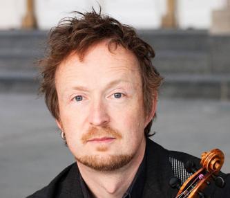 Daniel Sepec schaut frontal in die Kamera, leichtes Lächeln